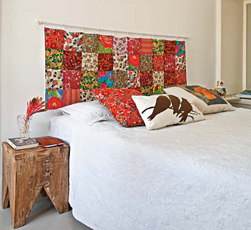 cabeceira cama box usando varao de cortinha e tecido patchwork colorido